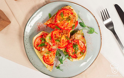 Перед подачей запеченные фаршированные кабачки посыпьте стружкой из тертого сыра.