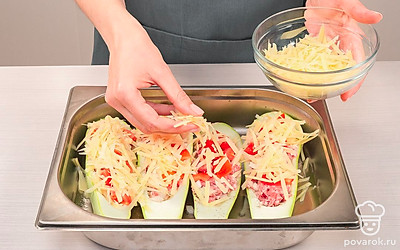 Приготовьте фаршированные кабачки. Смешайте фарш, лук, соль, перец. Выложите лодочки из кабачков на противень, смазанный маслом, посолите, поперчите. Начините их фаршем. Сверху выложите дольки помидоров, посыпьте тертым сыром.