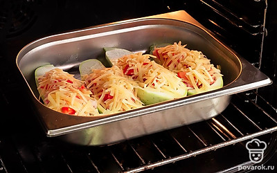 Доведите кабачки до готовности. Запекайте фаршированные кабачки при 200 градусах 35-40 минут под фольгой или без нее.