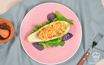 Подавайте фаршированные кабачки в горячем виде, не разрезая на кусочки.