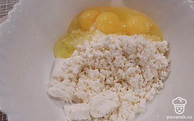 Хорошо перемешайте творог, яйца, сахар, манку и половину сметаны, добавьте ванилин.