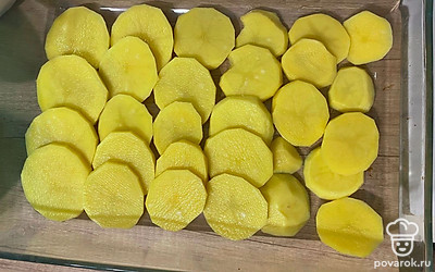 Картошку чистим и режем кольцами, выкладываем на дно посуды для запекания.