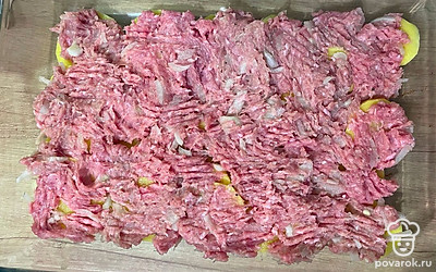 В фарш добавляем лук, соль, перец и выкладываем равномерным слоем на картошку.