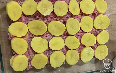 На фарш выкладываем слоем оставшуюся картошку.