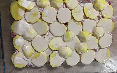 Сметану смешиваем с соевым соусом. Равномерно распределяем сверху. 