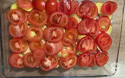 Помидоры режем кружочками и выкладываем сверху. Ставим готовиться в духовку при 180 градусах на 40 минут. Посыпаем сверху сыром и отправляем в духовку ещё на 10 минут. 