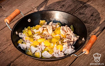 Лук мелко нарежьте и выложите на сковороду. К нему добавьте нарезанный кубиками цукини. Тушите 5 минут. Отварите филе курицы до готовности, мелко нарежьте и добавьте на сковороду. Также добавьте мелко порезанный чеснок. Обжарьте 5 минут.