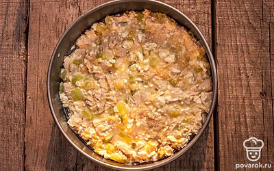 Сыр натрите на мелкой терке и разделите на две равные части. К одной части добавьте муку, соль, яйца, творог и сливки. Тщательно перемешайте и добавьте к овощной смеси. Выложите смесь в форму для запекания.