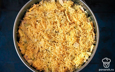 Сверху посыпьте запеканку оставшимся сыром. Запекайте в духовке разогретой до 180 градусов 30 минут.