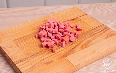 Сосиски порежьте на мелкие кубики, корнишоны также на мелкие кубики. Помидоры полукольцами.