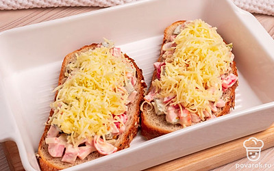 Форму для запекания смажьте маслом. На дно формы поместите ломтики хлеба, сверху на них переложите приготовленную смесь, все разровняйте. Сыр потрите на мелкой терке и присыпьте сверху получившиеся бутерброды.