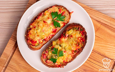 Духовку разогрейте до 180 градусов и помести в нее бутерброды. Запекайте до образования золотистой корочки.