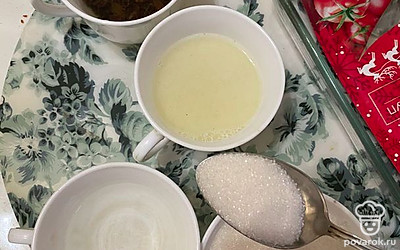 В отдельные чаши насыпать манку и изюм, залить несколькими ложками тёплой кипячёной воды.