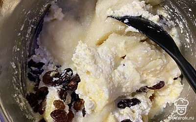 В творог добавить яйцо, сахар. Вылить воду из манки и изюма, остатки добавить в смесь с творогом.