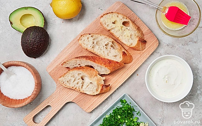 Подготовьте багет. Ломтики хлеба смажьте с обеих сторон сливочным маслом, выложите на противень. Подсушите в духовке при температуре 180 градусов 4-5 минут. Остудите.