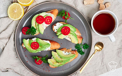 Подавайте бутерброды из багета с авокадо к утреннему кофе, какао, чаю.