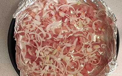 На куриное филе выложить порезанный тонкими полукольцами репчатый лук.