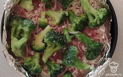 Выложить слой брокколи. 