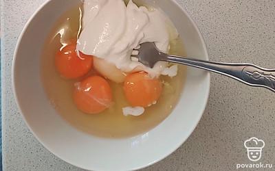 Для заливки яйца, сметану и специи (соль, перец, паприка, чеснок) соединить вместе и перемешать. 