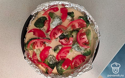 Сверху разложить помидор, порезанный тонкими ломтиками. 