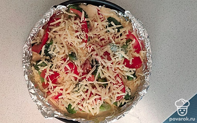 Посыпать блюдо тёртым сыром. 