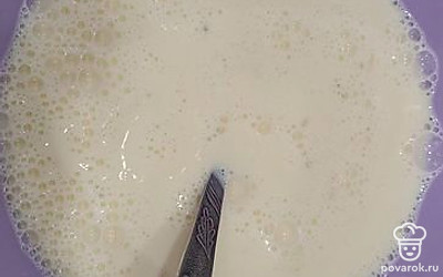 Взбить яйца, сливки и специи.