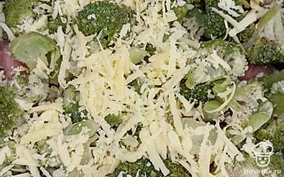 Посыпать сыром блюдо.