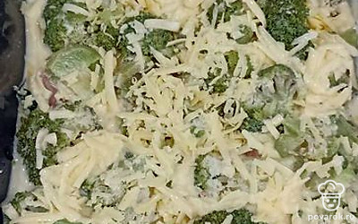 Залить все взбитыми яйцами.