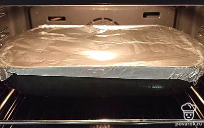 Поставить запекать на 40 минут в духовку на 200 градусов, накрыв фольгой.