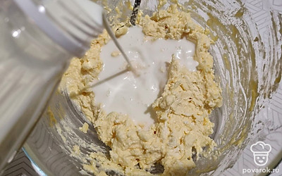 К получившейся смеси добавить молоко, посолить по вкусу и хорошо перемешать. 