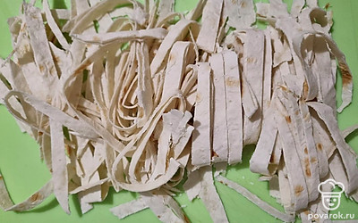 Лаваш нарезать тонкими полосками. Разогреть духовку до 190 градусов.