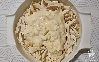 Выложить лаваш на дно формы для запекания, залить творожной смесью, равномерно распределить. Выпекать в течение 25 минут. 