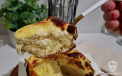 Подавать запеканку в горячем виде, порционно. Перед подачей можно украсить веточкой свежей зелени. 