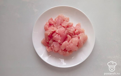 Нарезать кубиком куриную грудку, натереть сыр на крупной терке.