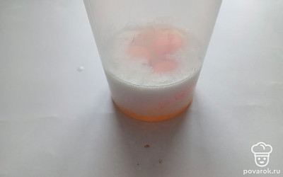 Смешать миксером яйца, соль и сливки.