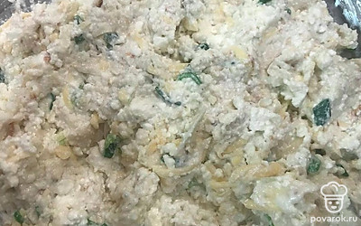 Все ингредиенты хорошо перемешайте. В это время лаваш пропитается молоком, станет нежным и мягким.