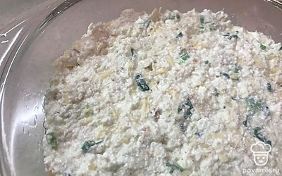 Выложите массу в форму, разровняйте.