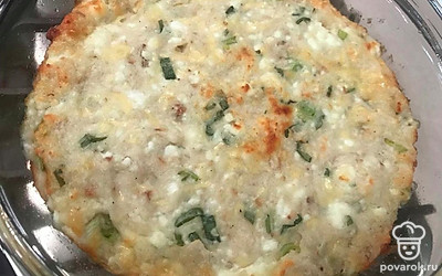 Выпекайте пирог из лаваша с сыром и творогом в духовке 30-40 минут при температуре 190 градусов до золотистого цвета. Готовый пирог немного остудите.