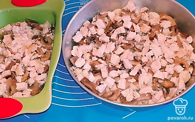 Следующим слоем выложить порезанную кубиком куриную грудку. 