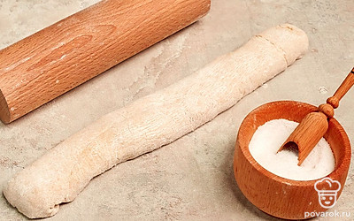 Доведите тесто до готовности. Полученное тесто сверните в плотный рулет. Затем раскатайте его еще раз, чтобы получился прямоугольник. Снова сверните его в рулет, заверните тесто в пищевую пленку и положите в морозилку на 1,5 часа.