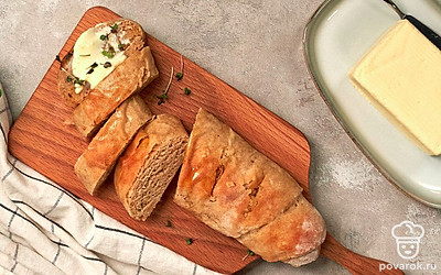 Готовый ароматный багет нарежьте небольшими кусочками и подавайте к основным блюдам. Он отлично сочетается с мясом или овощным рагу.