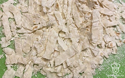 Режем полосками лаваш.