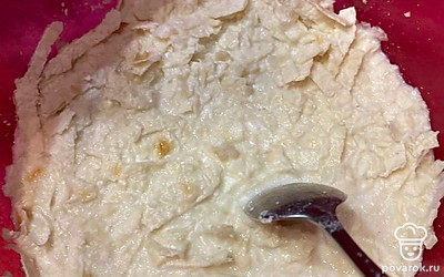 Заливаем лаваш кефиром.