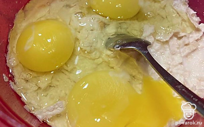 Добавляем яйца, солим, перчим и перемешиваем.