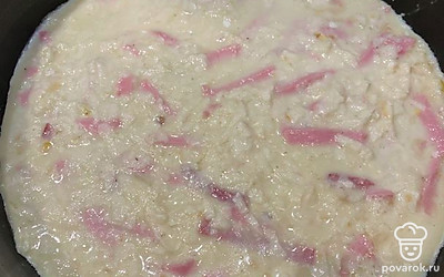 Добавляем колбасу. На разогретую сковороду выливаем смесь и запекаем 10-12 минут.