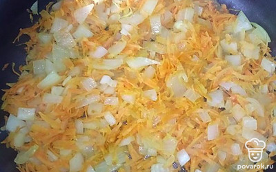 Лук режем, морковь натираем на крупной тёрке и обжариваем на растительном масле до золотистого цвета.