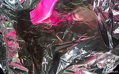 Форму застилает фольгой и смазываем растительным маслом.