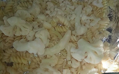 Далее выкладываем цветную капусту, разобранную на соцветия.