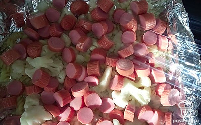 Сосиски режем на кружки, выкладываем третьим слоем.