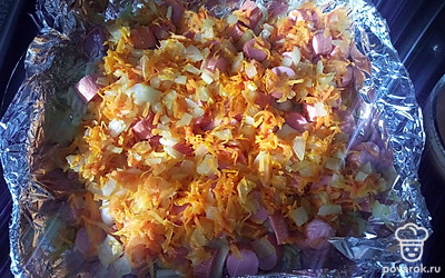 Далее кладём зажарку из овощей.